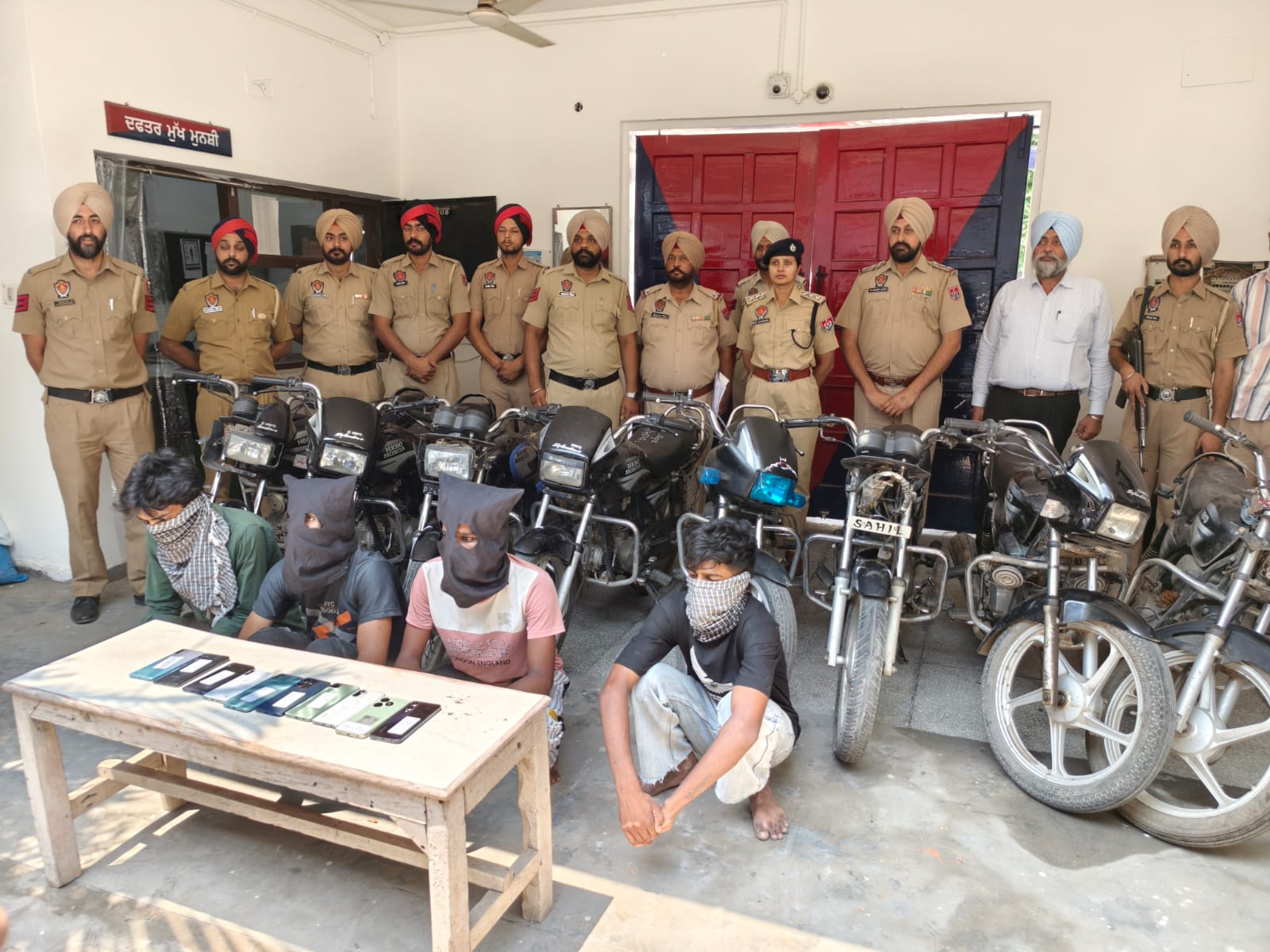 Samana police arrested four men, 8 motorcycles and 10 phones were recovered